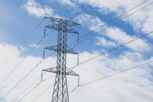 elektriciteitsmasten-tegen-een-achtergrond-van-een-blauwe-bewolkte-hemel