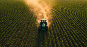 Landbouw - tractor - aan het werk op een groen veld